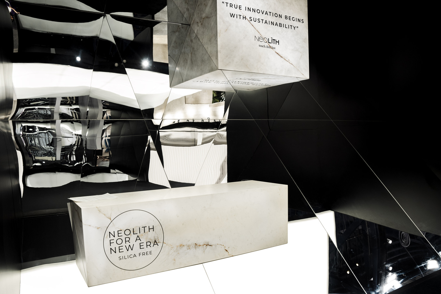 Mirrored display and branded surface installation pictured in Neolith’s KBIS 2025 report.