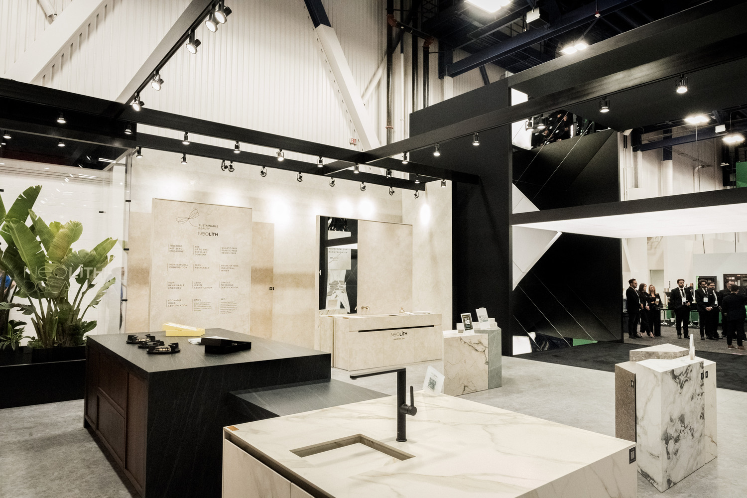 Neolith’s published KBIS 2025 booth photograph.